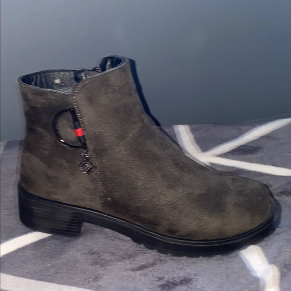 Boots - Picture 3 of 7